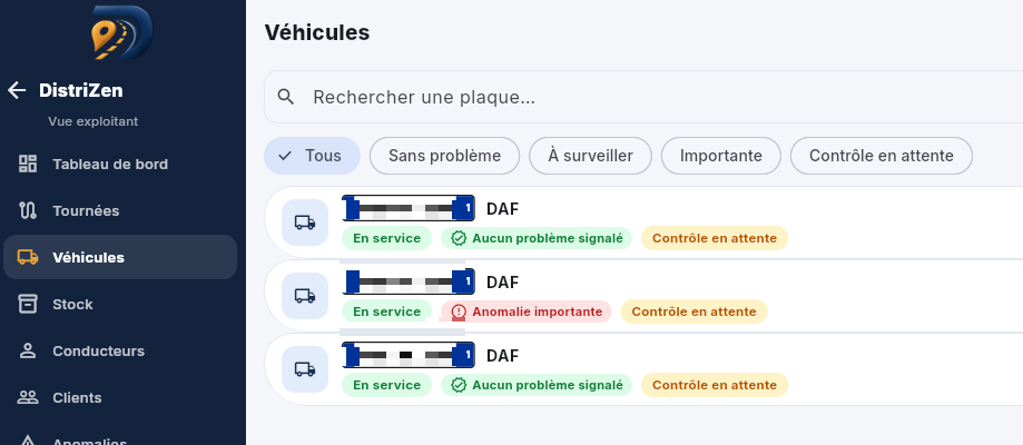 Vue exploitant : liste des véhicules de la flotte avec statut et anomalies (plaques d'immatriculation floutées)